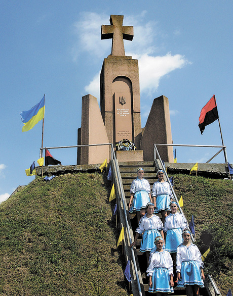 На Лисоні, де точилися кровопролитні бої, тепер піднявся увись меморіал українським січовим стрільцям. Фото автора